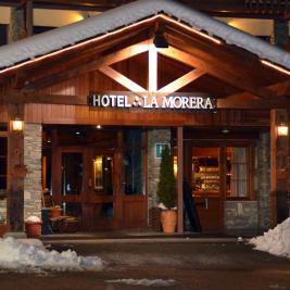 Entrada iluminada Hotel La Morera València d'àneu Lleida