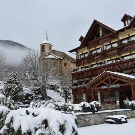 Vistes de l'hotel la Morera i l'esglèsia València d'Àneu Lleida