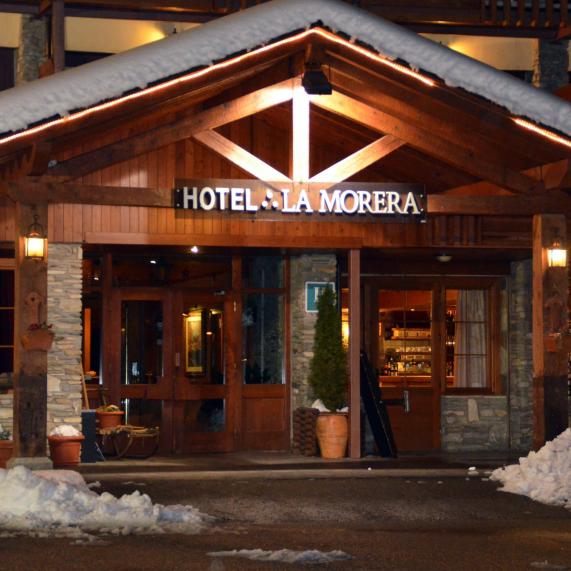 Entrada il·luminada Hotel La Morera València d'Àneu Lleida