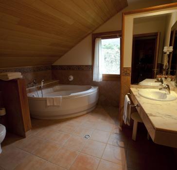 Junior suite encantats baño completo Hotel La Morera València d'Àneu Lleida