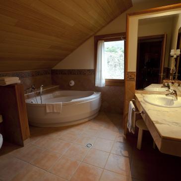 Junior suite encantats bany complet Hotel La Morera València d'Àneu Lleida