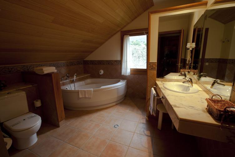 Junior suite encantats baño completo Hotel La Morera València d'Àneu Lleida