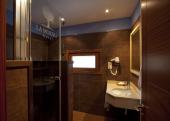 Full bathroom with shower junior suite gerdar Hotel la Morera València d'Àneu
