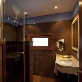 Salle de bain complète avec douche suite Hotel La Morera València d'Àneu Lleida