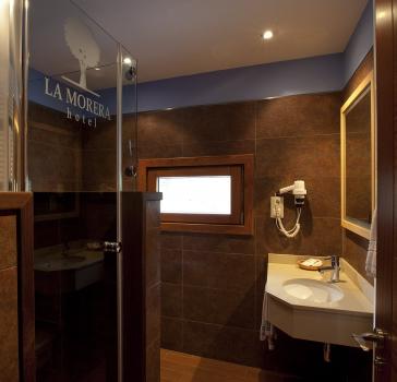 Baño completo con ducha suite junior gerdar Hotel la Morera València d'Àneu