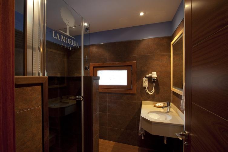Full bathroom with shower junior suite gerdar Hotel la Morera València d'Àneu